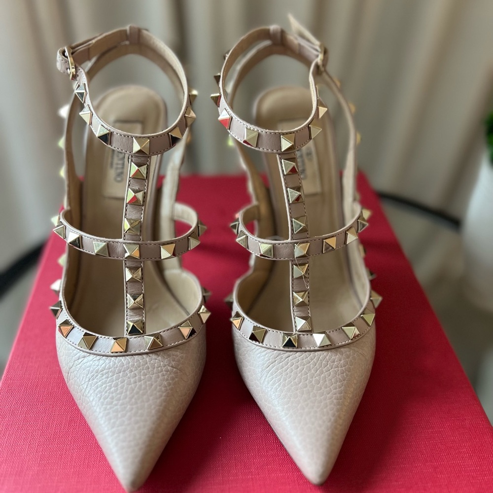 Valentino Garavani rockstud pebbled leather pump. Size 36.5 / 6.5